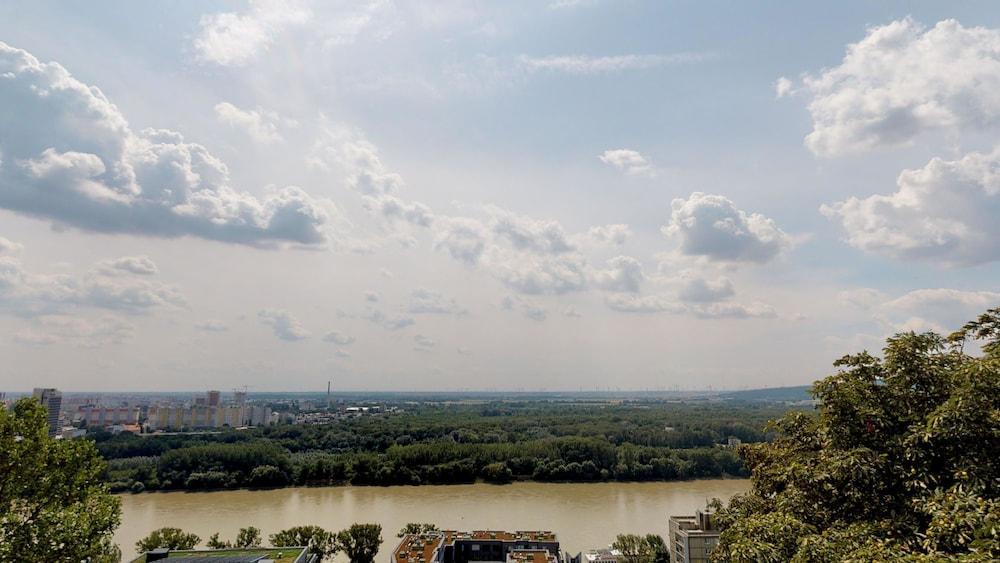 River View Apartments Hotel براتسيلافا المظهر الخارجي الصورة